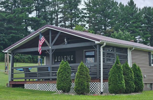 Dolly inspired 1940s 2 bedroom Bungalow near Laurel Lake, hiking, and more