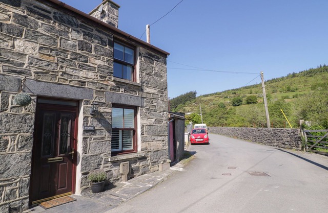 DOLWEN, pet friendly, with open fire in Penmachno