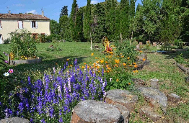 Domaine de Buscail, charming gîte. Swimming pool, park and gardens, magnificent views.