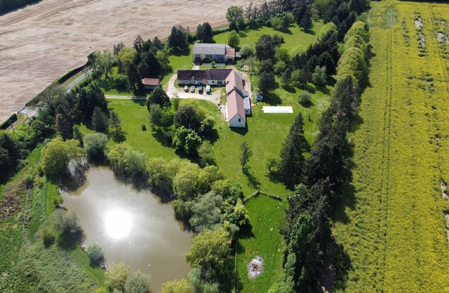 Domaine de Saint Marc. Grande longère au bord de son étang au milieu des champs