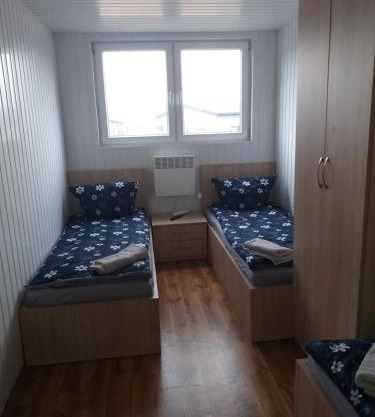 Domek - 2 Sypialnie, Kuchnia, Łazienka - 6 Osobowy N6 - FreezerHause Izdebno- NoclegiGrodziskPL 792-535-535