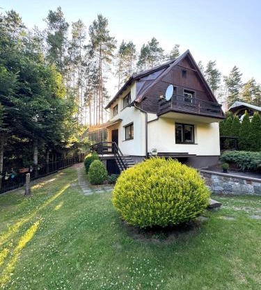 Domek nad Jeziorem Trzechowskim w lesie letniskowy na wsi