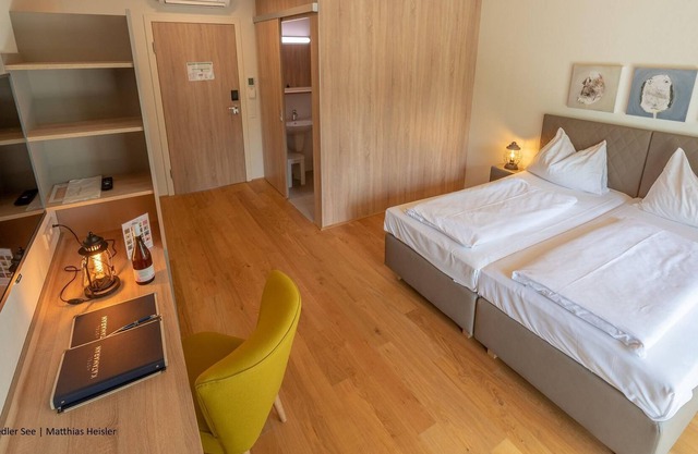 Doppelzimmer Parkseite, Dusche, WC - Hotel Katamaran