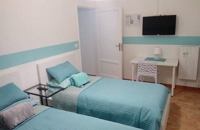 Dora room/double single beds and shared bathroom - Ivrea la Bella - guest house