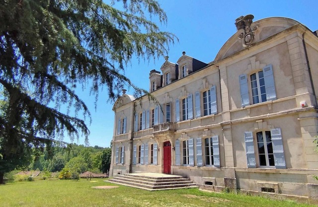 Dordogne Château with Pool & Garden – Sleeps 14