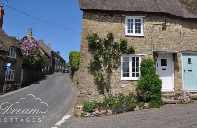 DORMOUSE COTTAGE, pet friendly, with a garden in Burton Bradstock