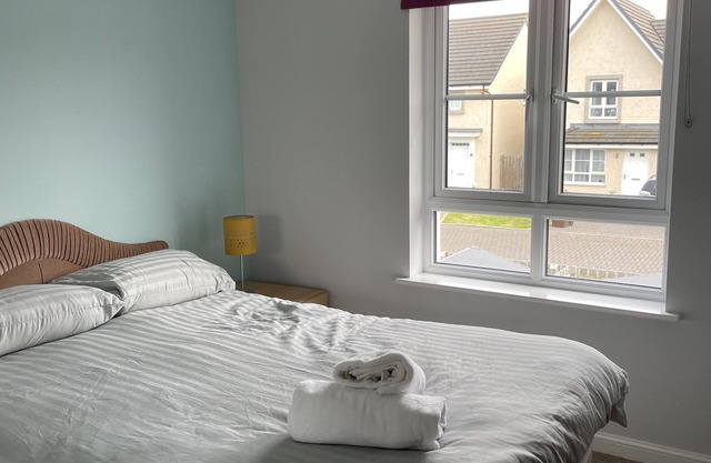 Double bedroom in a brand new shared property, 3 miles away from airpo