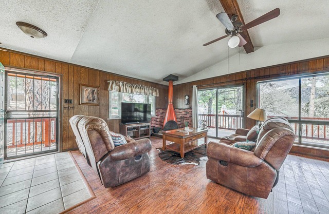 'Double D Cabin' w/Deck, 4 Mi to Grindstone Lake!