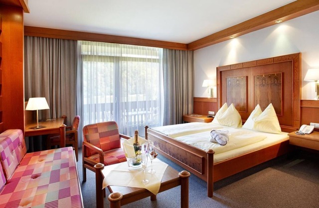 Double room Danube view, bath, WC - Riverresort Donauschlinge