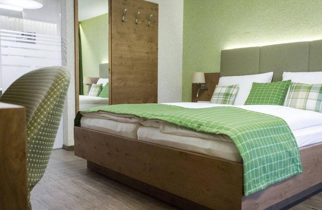 Double room, Danube with balcony - Gasthof-Pension Luger - on the Danube cycle path,