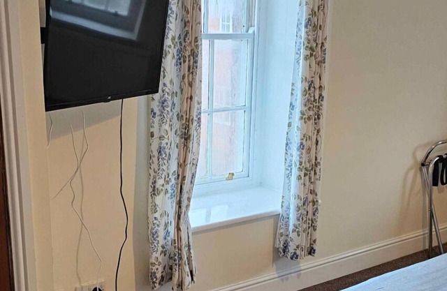 Double Room Shared Bathroom Bath Only TV Free Wi-Fi