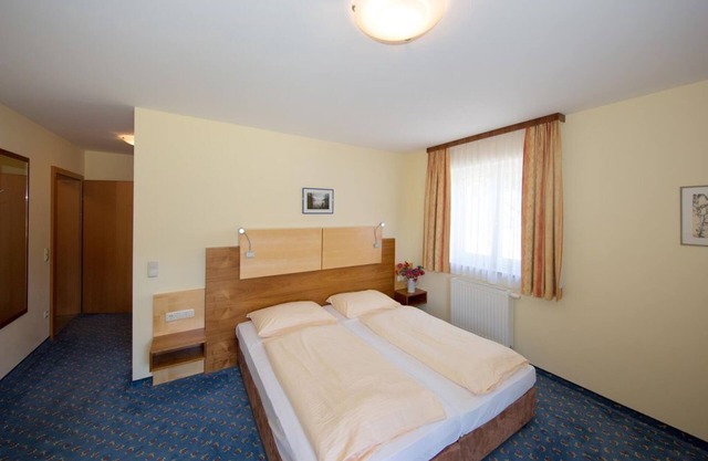 Double room, shower, WC, balcony - Landhotel Gasthof Ernst