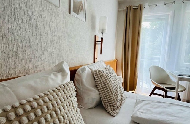 Double room-Standard-Private Bathroom-Courtyard view
