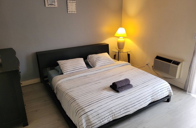 Double Unit 4xGuests with AC and WiFi in Beverly Hills
