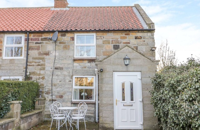 DOVE COTTAGE, pet friendly, character holiday cottage in Sleights