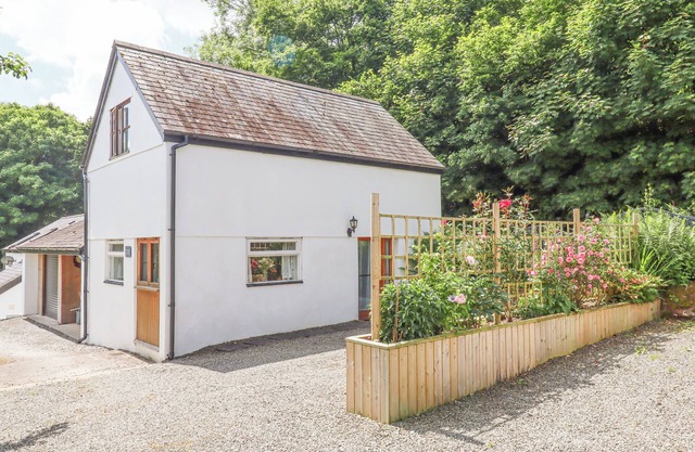 DOVE COTTAGE, pet friendly, character holiday cottage in South Molton