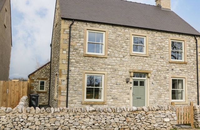 DOVE MEADOWS HOUSE, character holiday cottage in Hartington