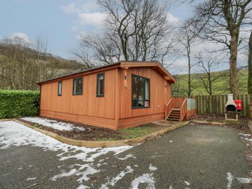Dovestone Secluded Luxury Lodges sleeps 6 - pets welcome