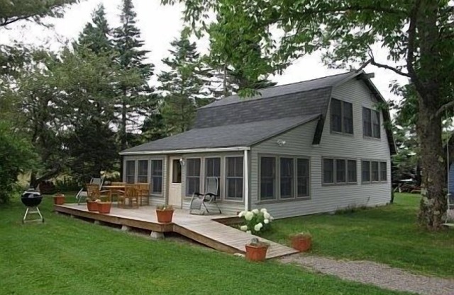 Down East Maine modern, well equipped cottage in heart of coastal Winter Harbor