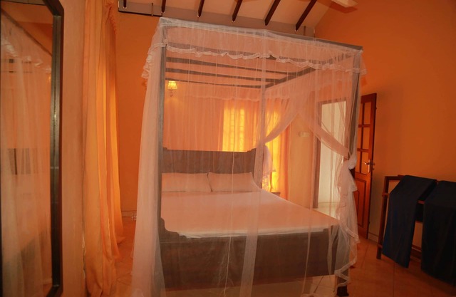 Downhill Lagoon - 2BR with en suite(hotwater facilities) in two story house