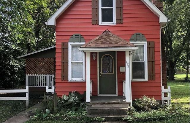 Downtown 2 Bedroom Cottage, Sleeps 6, Walk to Honeywell, Downtown Restaurants