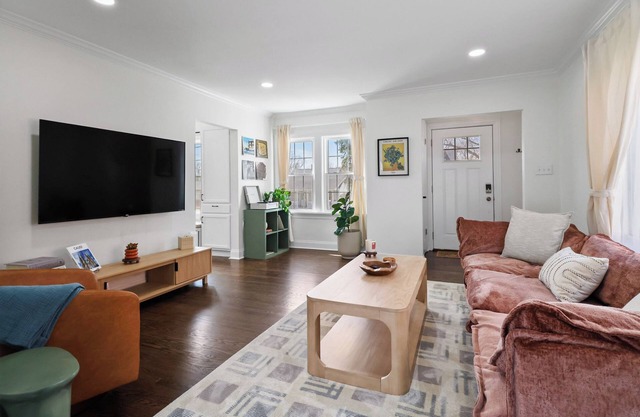 Downtown 2 BR Cottage w/King Bed