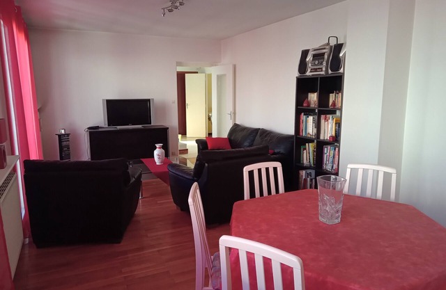 Downtown and quiet. Small 5-unit condominium. 12 km from St-Etienne.