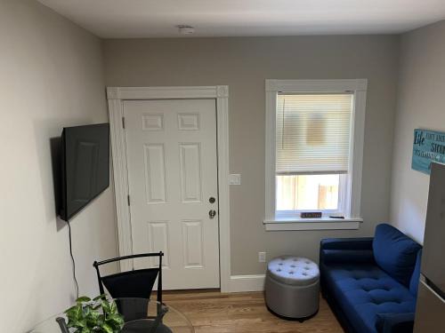 Downtown Apt King Beds Mins to Salem