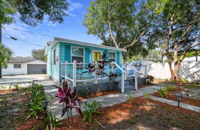Downtown Bungalow 1/2 block off Main St