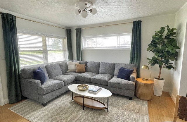 Downtown Carbondale. Cozy and Cheery Abode - NEW-