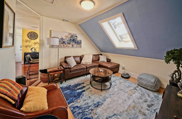 ★Downtown Condo~Steps from the Water & Common★