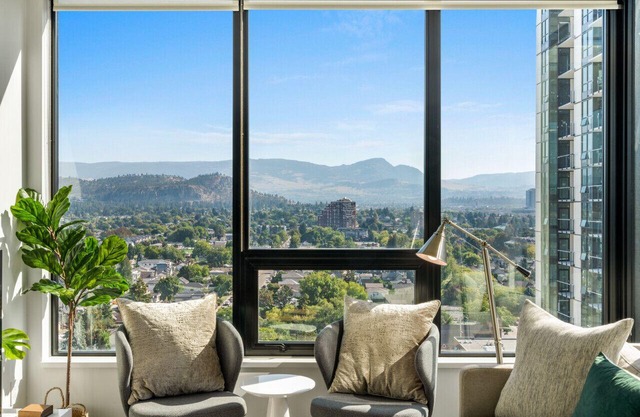 Downtown Delight: Chic 2-Bed Apartment in Kelowna's Heart