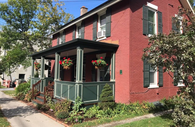 Downtown duplex with yoga room, 1 block from Lake Champlain