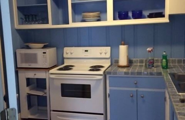 Downtown Elk Rapids , Upper Floor, 2 Bedroom 1.5 bath