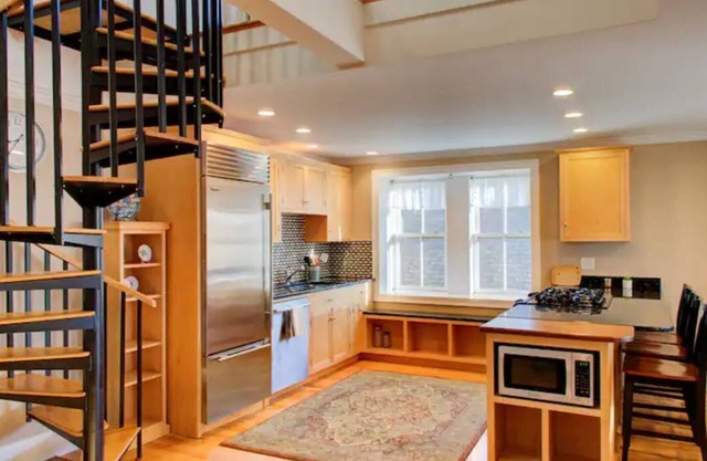 Downtown Escape ❤️ Deck, Fireplace, 95 WalkScore