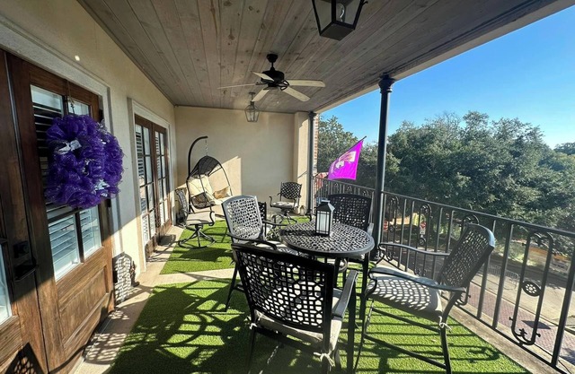 Downtown Front Street 2-bedroom townhome with balcony views