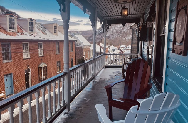 Downtown Harpers Ferry! Charming Historic House in Harpers Ferry National Park!