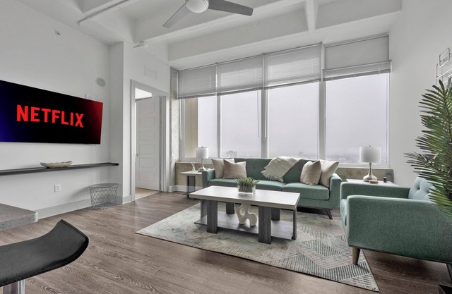 Downtown High-Rise w/City Views, Pool & Gym