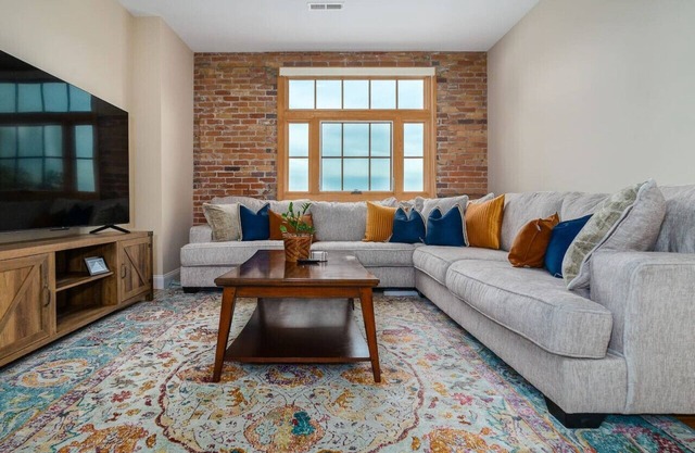 Downtown Loft - King Beds - Walk to WLU & VMI!