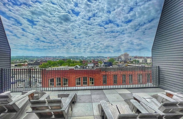 Downtown Luxe Industrial Loft in Mercantile on Morris! Free parking! Dogs ok.