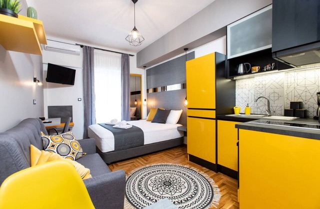 Downtown Luxury Boutique Suites : The Yellow Suite