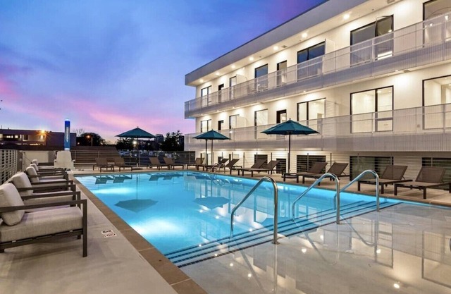 Downtown Nashville/Gulch Luxury Condo- Sleeps 6