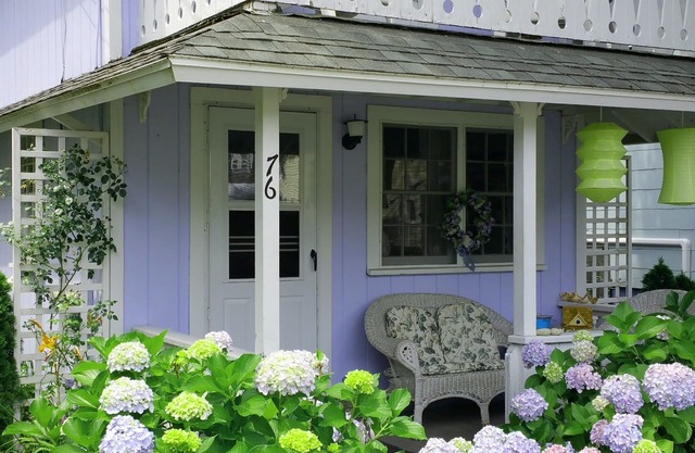 Downtown Oak Bluffs, short walk to beach & town