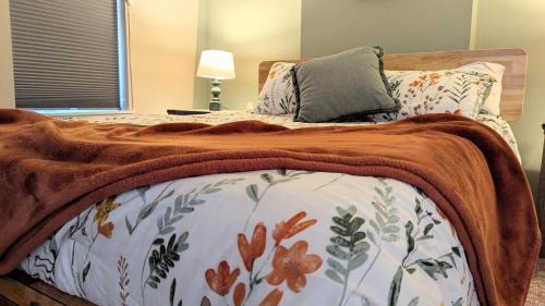 Downtown Spot on Hambright's Alley! Explore the city from this Adventure Base! 2nd Fl Unit B