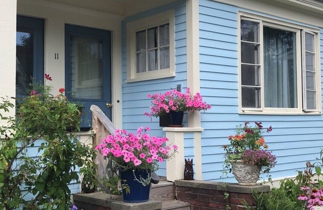 Downtown, walk to shops, eats, shuttle bus, library, Historic Shore Path