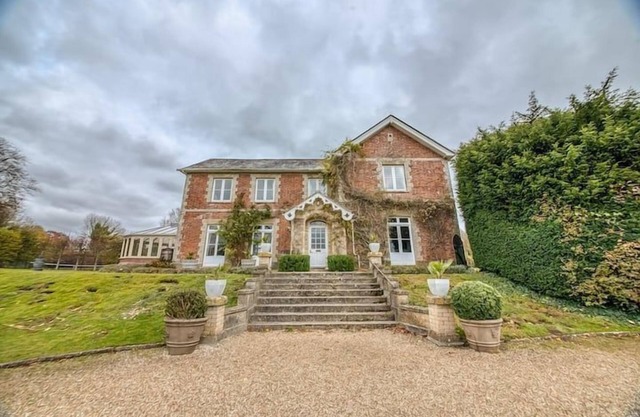 DOWNWOOD VINEYARD MANOR HOUSE - SLEEPS 16 | CELEBRATION HOUSE | HOT TUB | SWIMMING POOL | TENNIS COU