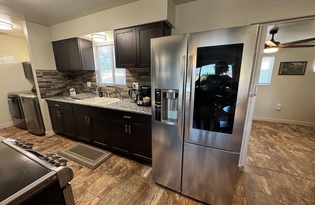 DP Arizona View - 3 Bedroom/4 Beds and 1.5 Bathrooms -Beautiful Home-Large Yard