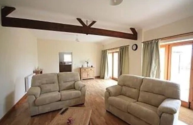 Dragonfly Sleeps 4 (2 Bedrooms)