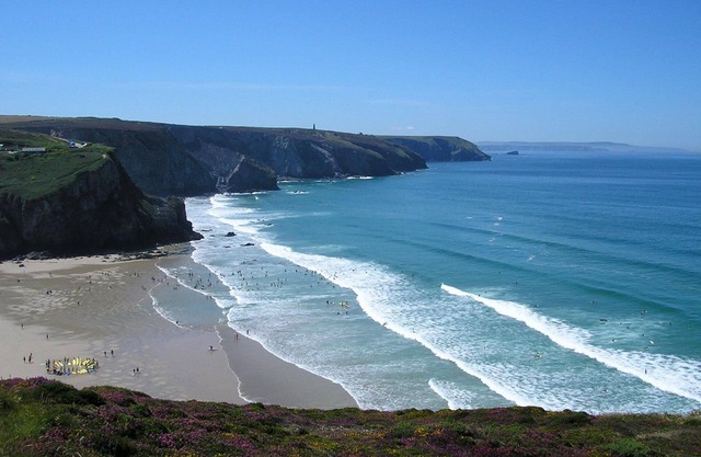 Dramatic sea views, 5 min walk to the beach. Pet and family friendly.