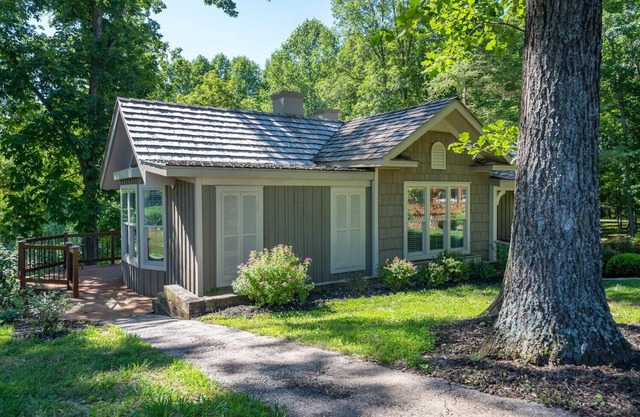 Dream Getaway Cottage w/Endless Hilltop Views - Seasonal Pool/Hot Tub